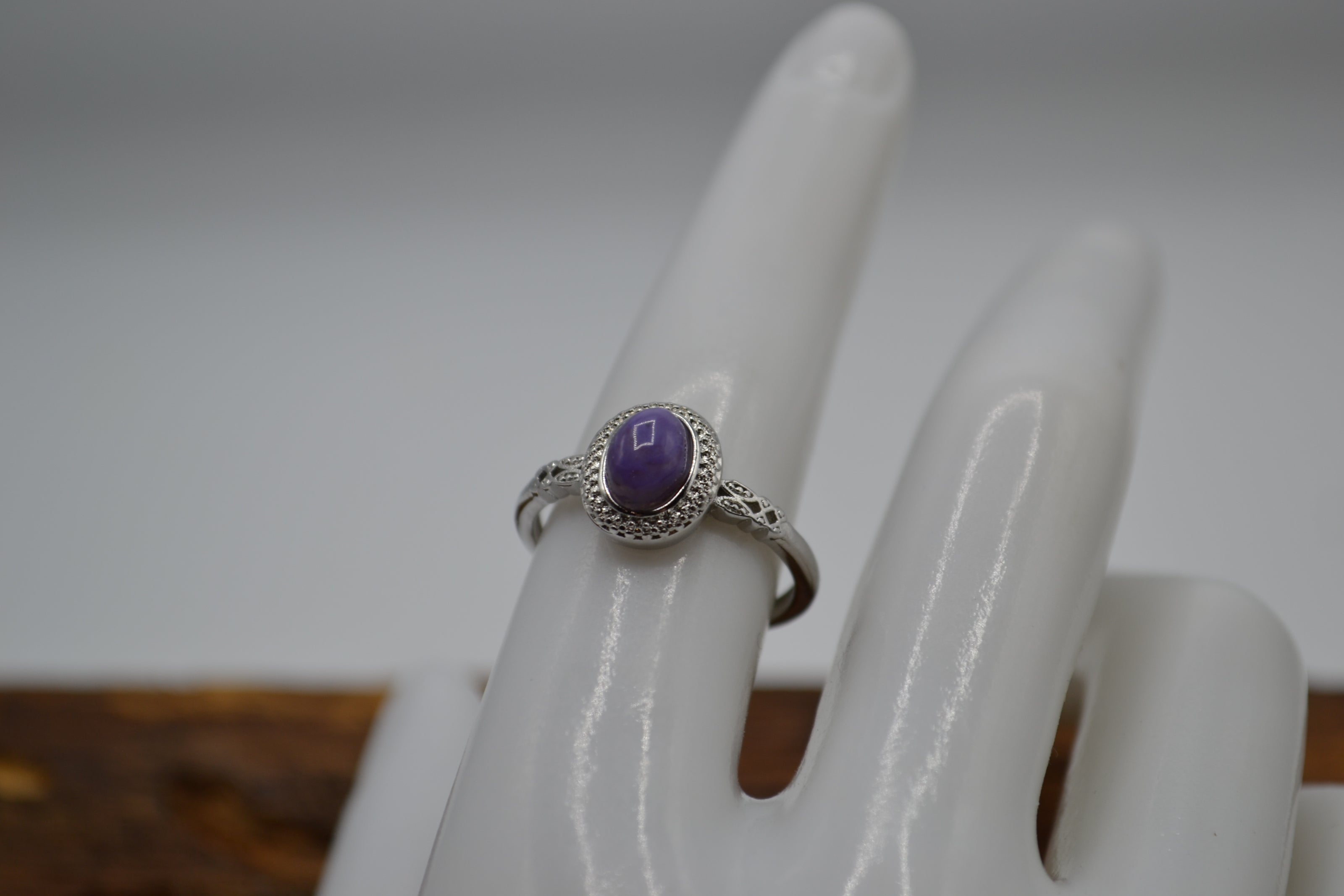 Anello con Charoite piccolo ovale