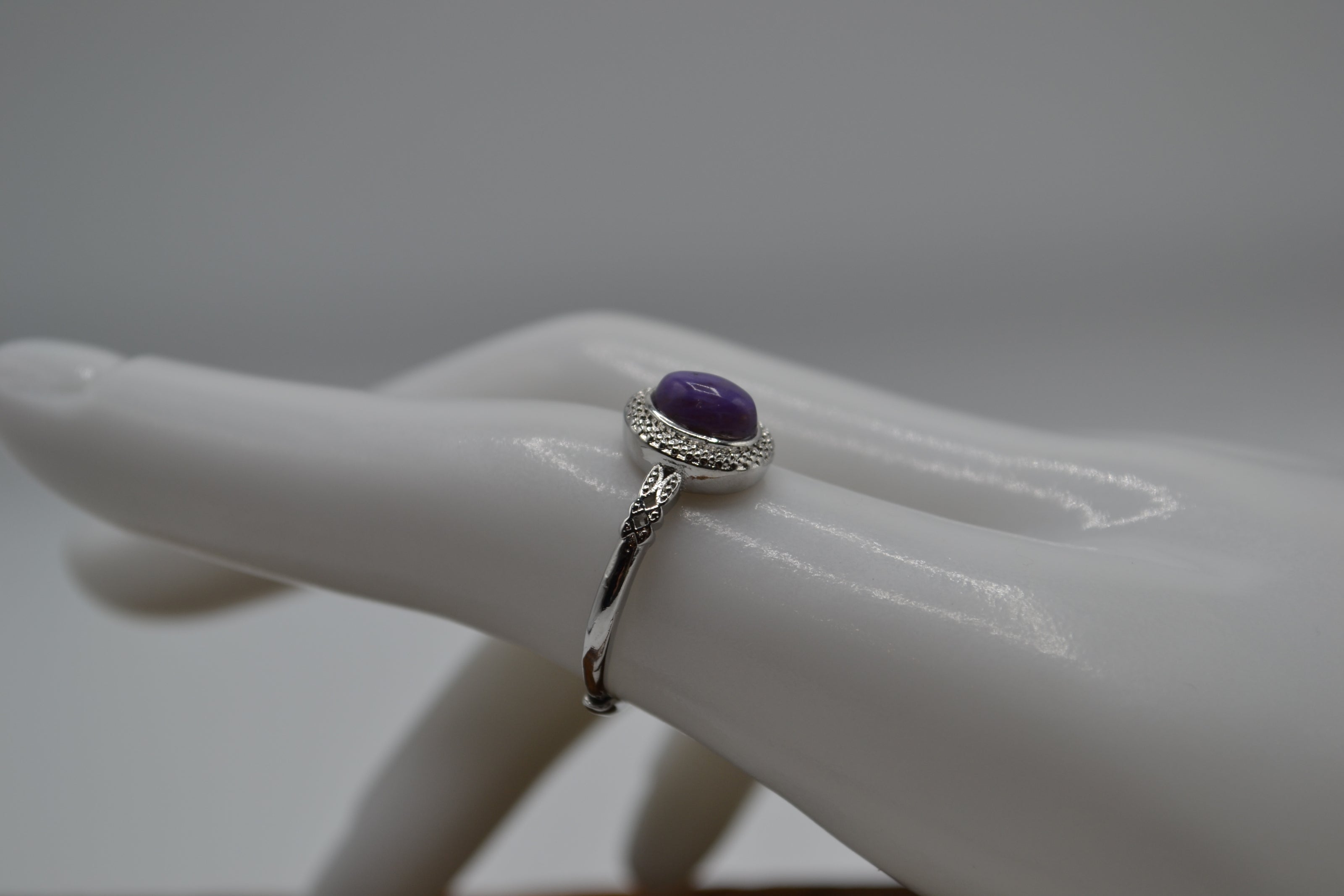 Anello con Charoite piccolo ovale