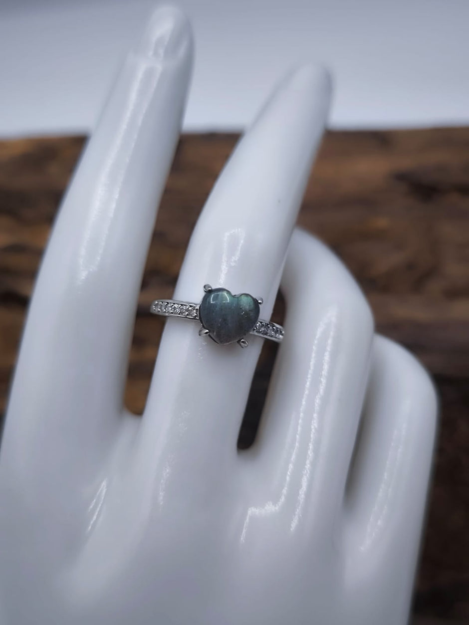 Anello con cuore di Labradorite