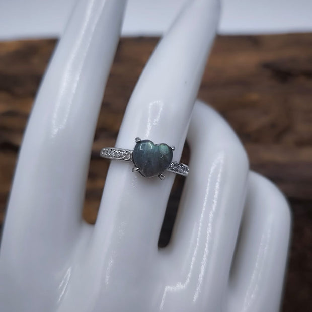 Anello con cuore di Labradorite