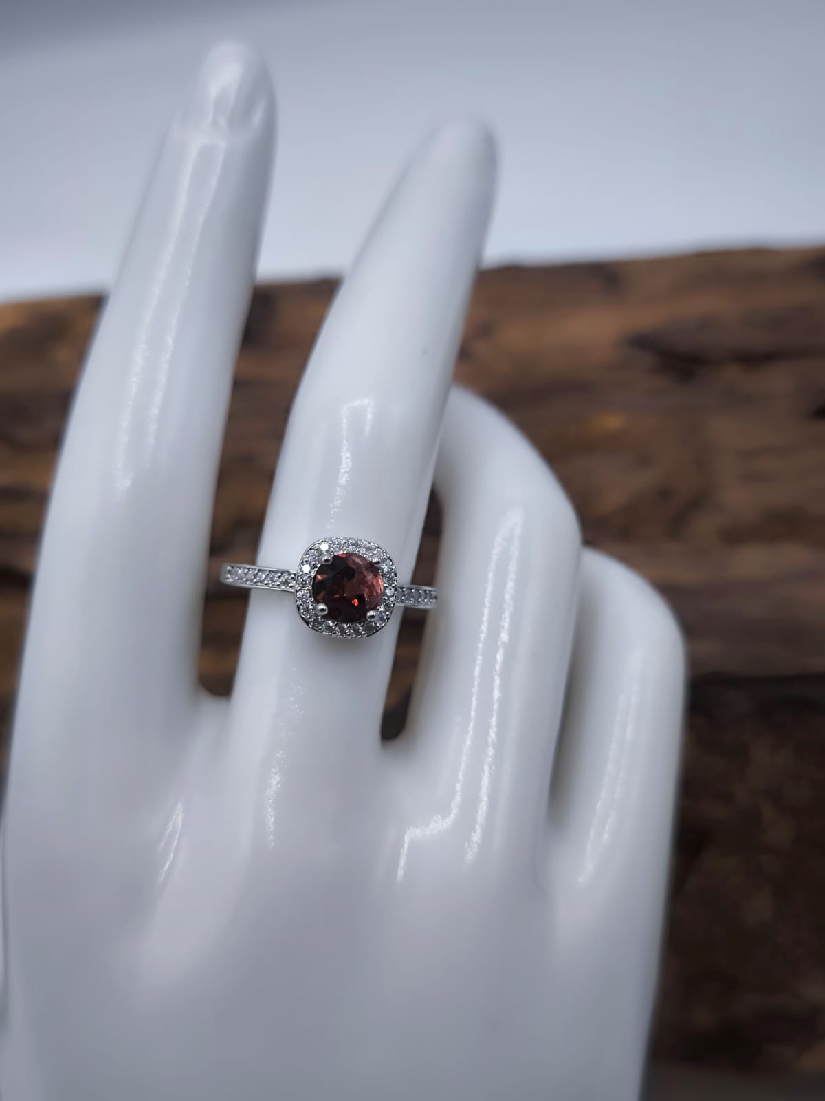 Anello con Granato e Mossanite