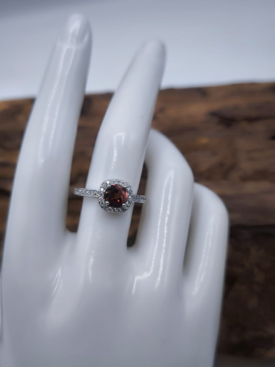 Anello con Granato e Mossanite