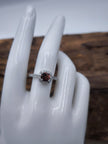 Anello con Granato e Mossanite