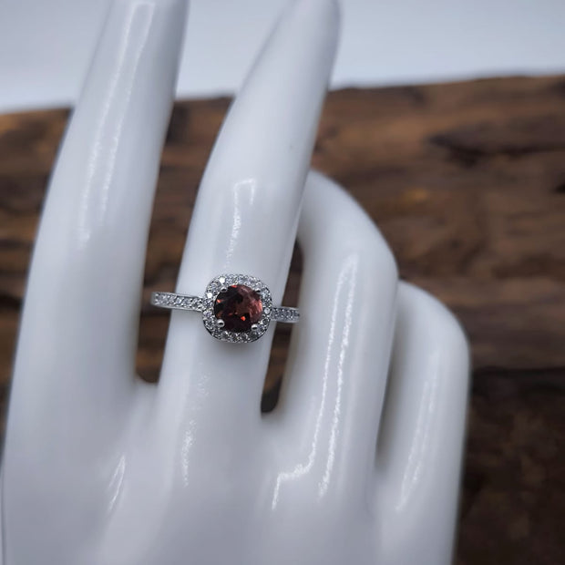 Anello con Granato e Mossanite